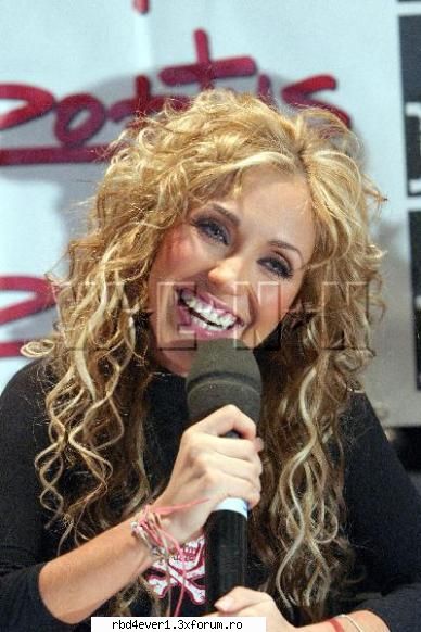 cum arata cel mai bine anahi - blonda cu parul ondulat - Anahi