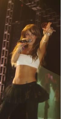 poze anahi din concerte - anahimiacolucci - Anahi