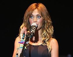poze anahi din concerte - anahimiacolucci - Anahi