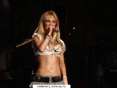 poze anahi din concerte - anahimiacolucci - Anahi